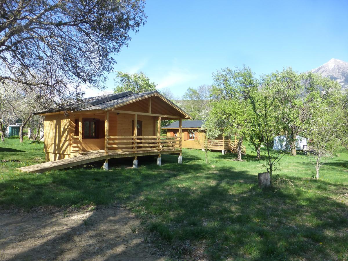 Camping, Hotel De Plein Air Les Cariamas Chateauroux-les-Alpes Екстериор снимка